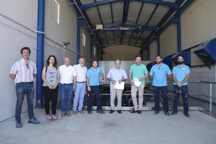 El presidente de la Diputación de Córdoba, Salvador Fuentes (centro), visita el sistema de bombeo de agua de La Colada.