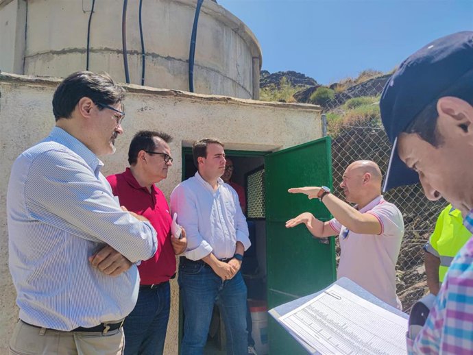 Fernando Giménez y Antonio J. Rodríguez con el alcalde de Senés, Javier Sola, en una visita al municipio
