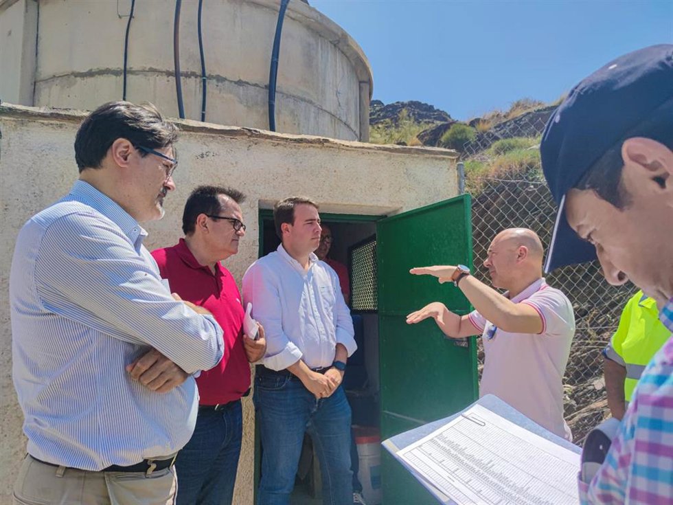Fernando Giménez y Antonio J. Rodríguez con el alcalde de Senés, Javier Sola, en una visita al municipio