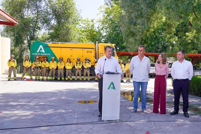 El consejero de la Presidencia, Interior, Diálogo Social y Simplificación Administrativa, Antonio Sanz, atiende a los medios de comunicación en las instalaciones del Plan Infoca de El Pedroso