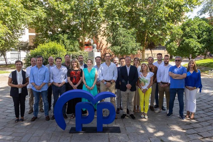 La presidenta del PP de Extremadura, María Guardiola, con los candidatos de su partido al Congreso y al Senado en las elecciones del 23J