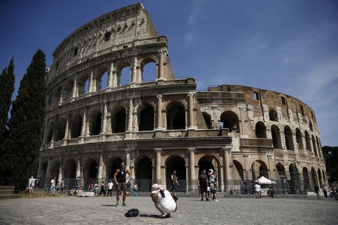 Archivo - Turistas ante el Coliseo de Roma