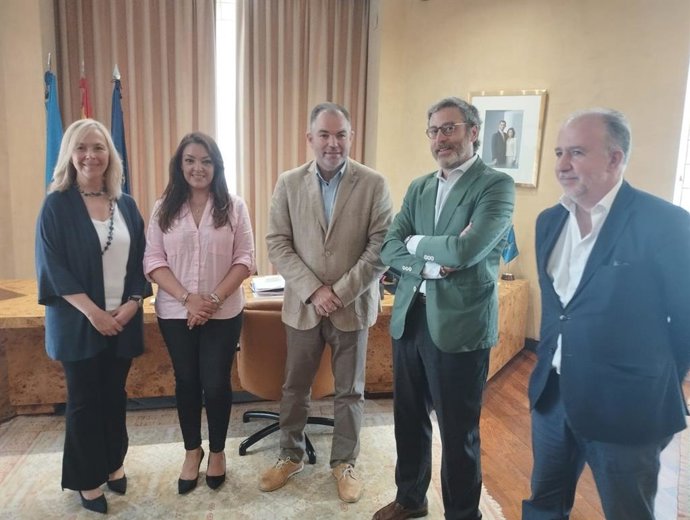 El presidente de la Cámara de Comercio de Oviedo, Carlos Paniceres, con los diputados del grupo parlamentario de Vox.