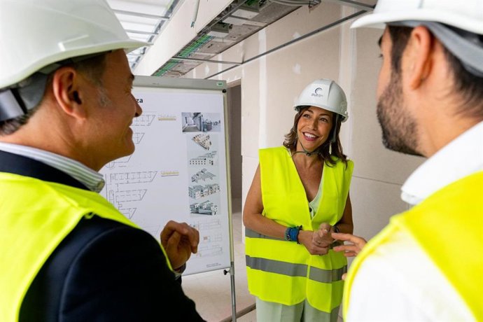 La alcaldesa de Zaragoza, Natalia Chueca en su visita, junto al consejero municipal de Urbanismo, Infraestructuras, Energía y Vivienda, Víctor Serrano, a las obras de ampliación del Centro Cívico de La Almozara