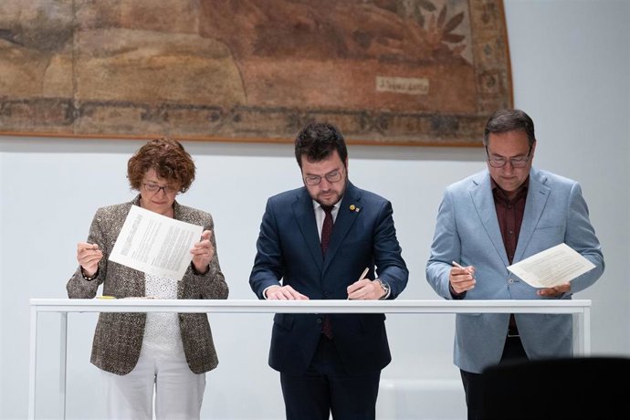 La presidenta de la Taula d'entitats del Tercer Sector Social de Catalunya, Francina Alsina, el presidente de la Generalitat, Pere Aragons, y el presidente de La Confederació, Jordi Roman, han firmado el IV Plan de apoyo al tercer sector social 2023-20