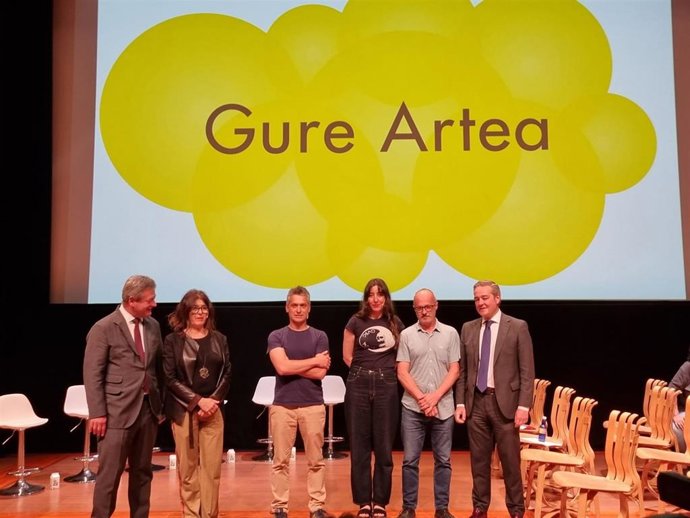 Bigen Zupiria con jurados y galardonados en el Premio Gure Artea 2023
