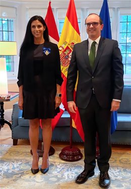 Bárbara Carmona junto al embajador de España en Canadá, Alfredo Martínez