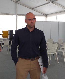 El portavoz del Gobierno local de Gijón, Jesús Martínez Salvador (Foro), en la Carpa de Encuentros de la Semana Negra de Gijón.