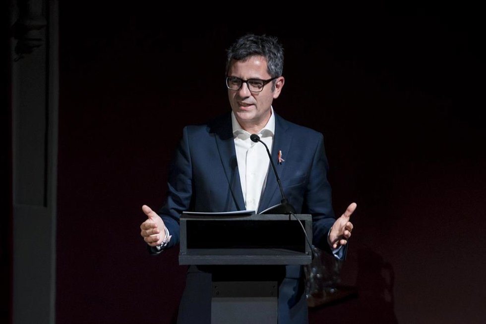 El ministro de la Presidencia, Relaciones con las Cortes, y Memoria Democrática, Félix Bolaños, posan en el photocall durante el acto Lorca, Retrato de un poeta en el Ateneo de Madrid, a 28 de junio de 2023, en Madrid (España). 