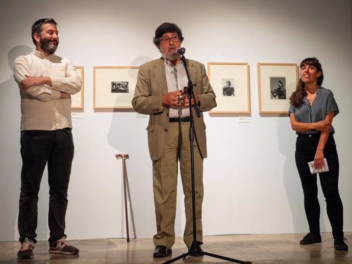 En primer término, el gerente de la Fundación Municipal de Cultura, Carmelo Irigoyen, la comisaria de la exposición, Almudena Rubio, y el coordinador de PHotoESPAÑA, Juan Varela, en la exposición de 'Las Cajas de Ámsterdam'.