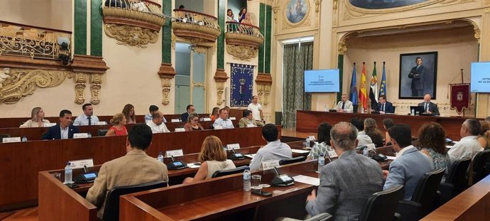 La Corporación Provincial celebra un pleno extraordinario en la Diputación de Badajoz.