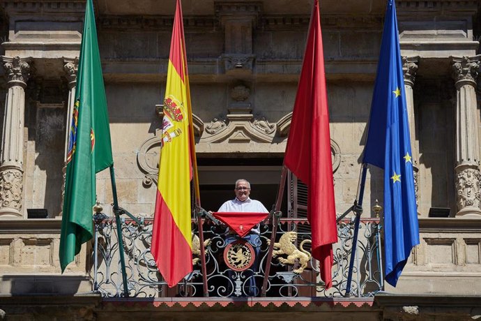 Ensayo del chupinazo de San Fermín con el presidente de Osasuna, Luis Sabalza
