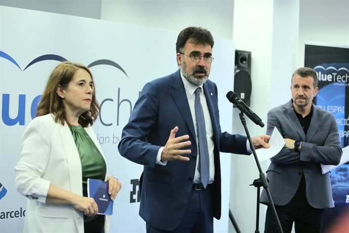 El presidente del Port de Barcelona, Lluís Salvadó, la directora de innovación del Port, Emma Cobos, y el CEO de Tech Barcelona, Miquel Martí en el acto de presentación del proyecto BlueTechPort en el Puerto de Barcelona.