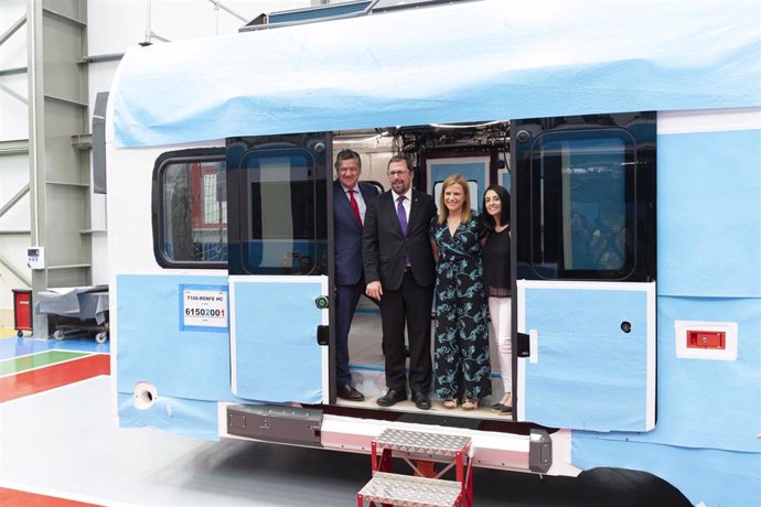 El presidente de Renfe, Raül Blanco, ha visitado esta mañana el centro tecnológico de Stadler en Albuixech (Valencia)