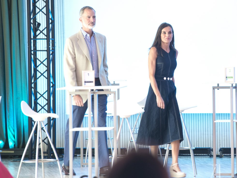 La Reina Letizia presume de cuerpo con un vestido vaquero en su esperada aparición con Leonor y Sofía en Girona