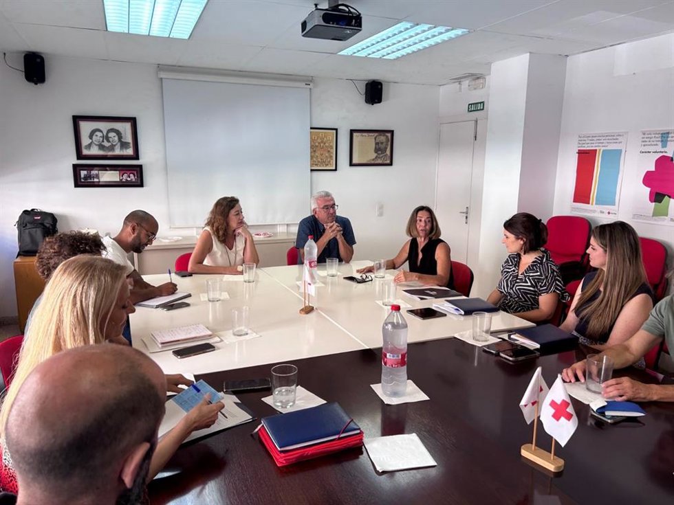 Reunión de la secretaria general del PSIB y candidata al Congreso para el 23J, Francina Armengol, con representantes de la Cruz Roja de Baleares.