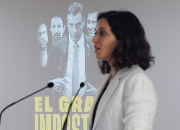 La presidenta de la Comunidad de Madrid, Isabel Díaz Ayuso, interviene durante la presentación del libro El gran impostor de Carlos Cuesta, en el Círculo de Bellas Artes, a 5 de julio de 2023, en Madrid (España). El libro habla de dos décadas del soci