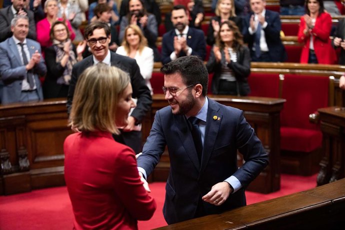 Archivo - La líder de los comuns en el Parlament, Jéssica Albiach, y el presidente de la Generalitat, Pere Aragons, se dan la mano tras aprobarse los Presupuestos de la Generalitat 2023 en el Parlament, a 10 de marzo de 2023, en Barcelona, Catalunya (E