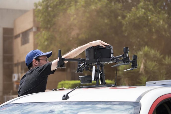 Un hombre con un dron durante un simulacro de emergencia por un ataque combinado ciberfísico