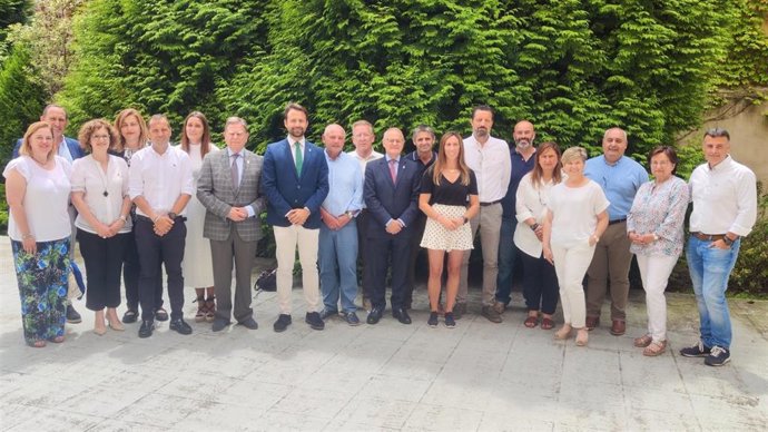 Foto de familia de los alcaldes y tenientes de alcalde del PP en Asturias, junto al secretario general del PP asturiano, Álvaro Queipo, y el portavoz parlamentario Diego Canga.