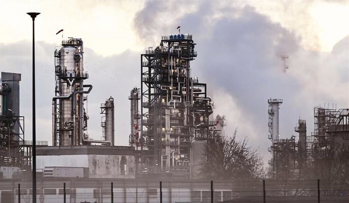 Archivo - Imagen de una refinería.