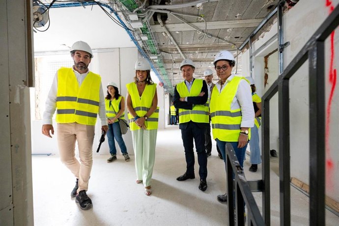 La alcaldesa de Zaragoza, Natalia Chueca, y el consejero municipal de Urbanismo e Infraestructuras, Víctor Serrano, visitan las obras de ampliación del Centro Cívico de La Almozara
