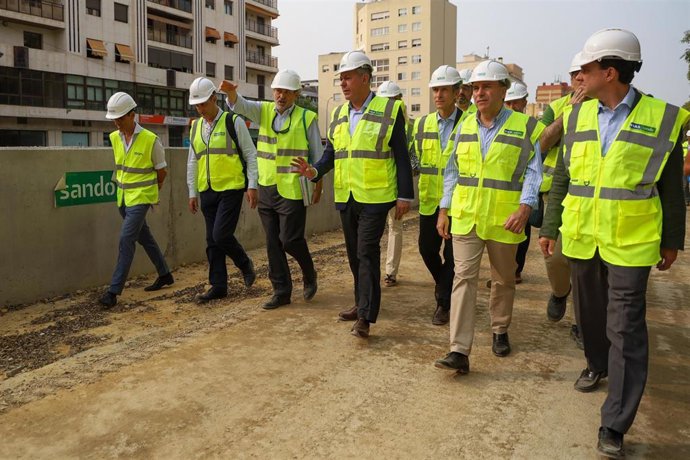 El alcalde de Sevilla, José Luis Sanz, en el centro de la imagen, durante su visita a la obra de ampliación del tranvía en Nervión.