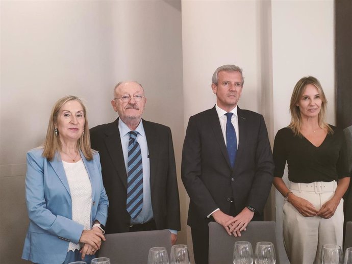 La candidata del PP al Congreso por la provincia de Pontevedra, Ana Pastor; el presidente del Círculo de Empresarios de Galicia, Manuel Rodríguez; el presidente de la Xunta, Alfonso Rueda; y la presidenta del PP de Vigo, Marta Fernández-Tapias.