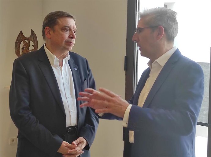 Luis Planas con Juan Salado en el Palacio de Congresos de Córdoba.
