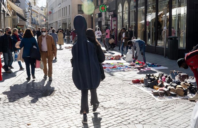 Archivo - Imagen de archivo de venta ambulante en la calle Tetuán de Sevilla. 