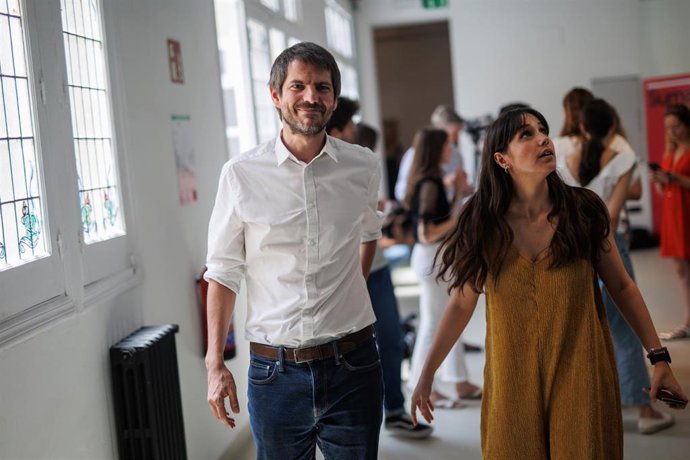 El portavoz de Sumar, Ernest Urtasun, acompañado de su jefa de prensa antes de ofrecer declaraciones a los medios, a 16 de junio de 2023, en Madrid (España). 