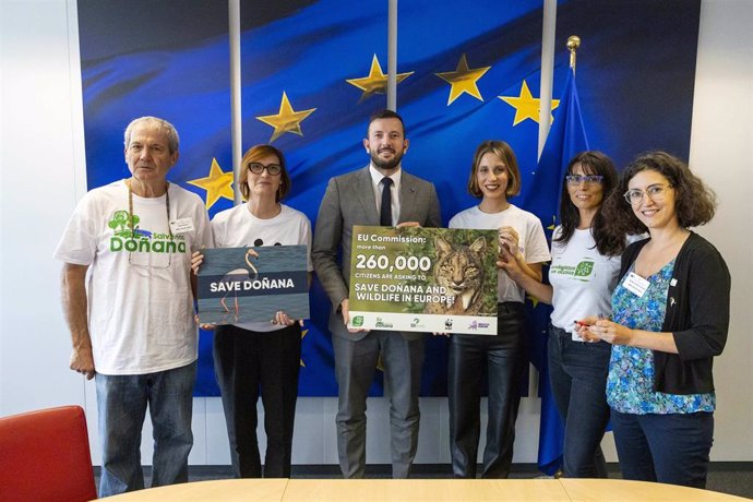 Una Delegación De Representantes De Ecologistas En Acción, Salvemos Doñana, SEO Birdlife, WWF Y We Move Europe Entregan Al Comisario Europeo De Medioambiente Virginijus Sinkevicius 260.000 Firmas Para Salvar Doñana.