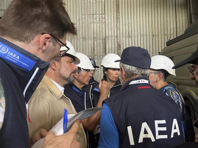 Archivo - Expertos del OIEA durante una visita a la central nuclear de Zaporiyia en septiembre de 2022