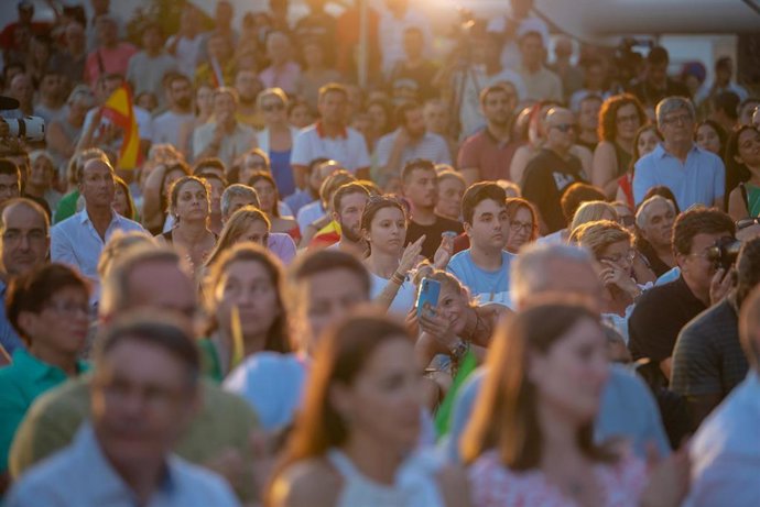 Público durante un acto de precampaña electoral