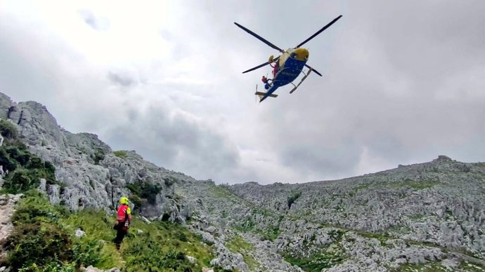 Rescate en helicóptero una mujer herida que sufre una caída en la ruta de los Ojos del Diablo.