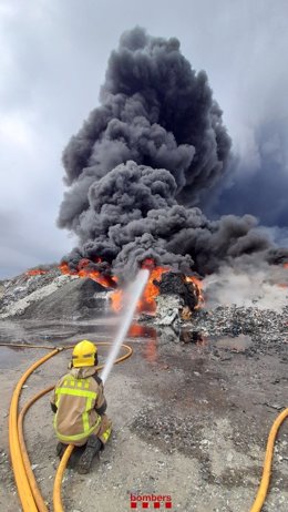 Incendi d'una nau industrial a Sabadell