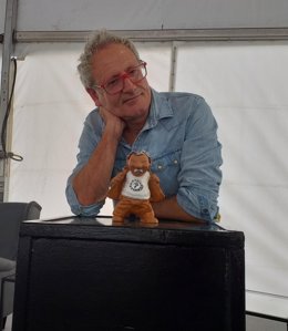 Ángel de la Calle, director de la Semana Negra de Gijón, posa junto al Rufo, mascota del festival, encarnado en esta XXXVI edición en uno de los fundadores del certamen, el escritor mexicano Paco Ignacio Taibo II