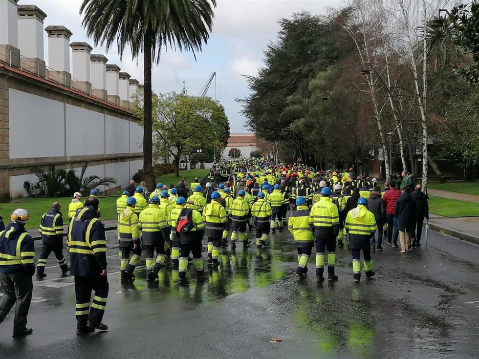 Archivo - Trabajadores de Navanti y auxliares protestan en Ferrol.