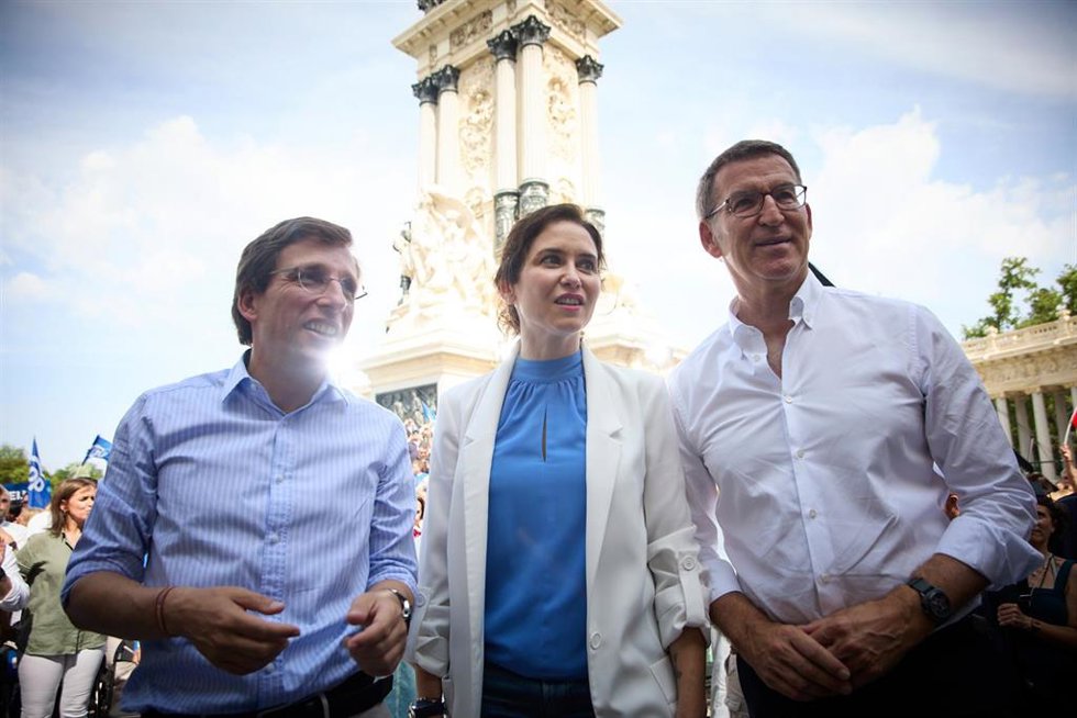 Luis Martínez-Almeida; la presidenta de la Comunidad de Madrid, Isabel Díaz Ayuso; y el presidente del Partido Popular, Alberto Núñez Feijóo; en un acto político del PP con afiliados en el Parque de El Retiro, a 18 de junio de 2023. Archivo.