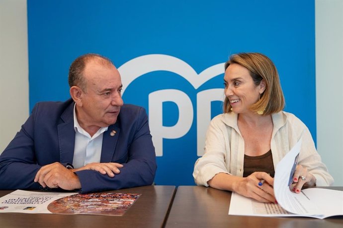 La secretaria general del PP, Cuca Gamarra, y el presidente de la RFEC, Manuel Gallardo, en la firma del 'Compromiso Político con la Actividad Cinegética 2023-27' que promueven los cazadores.