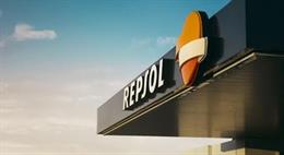 Archivo - Logo de gasolinera Repsol