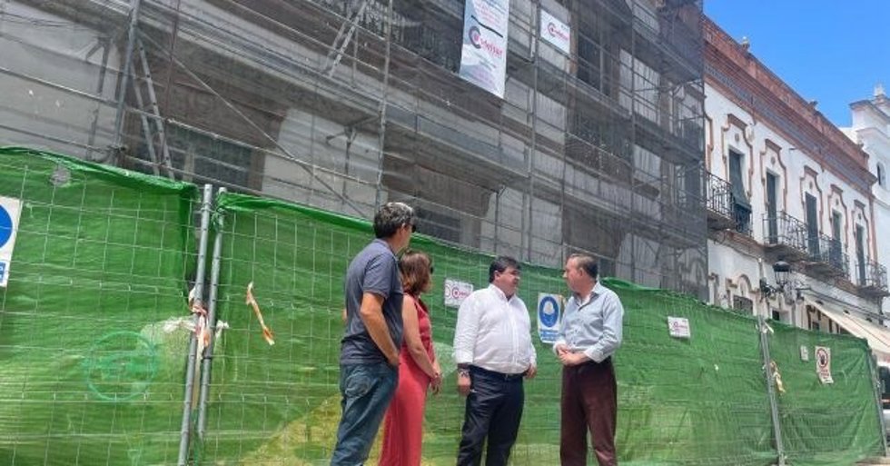 El candidato número uno al Congreso por el PSOE de Huelva, Gabriel Cruz, en su visita a Aracena.