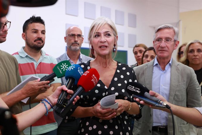 La Consejera de Desarrollo Educativo y Formación Profesional, Patricia del Pozo, atiende a los medios tras visitar en Alcalá de Guadaíra el colegio Blas Infante. 