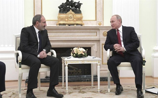 Archivo - El primer ministro de Armenia, Nikol Pashinián, junto al presidente ruso, Vladimir Putin. 