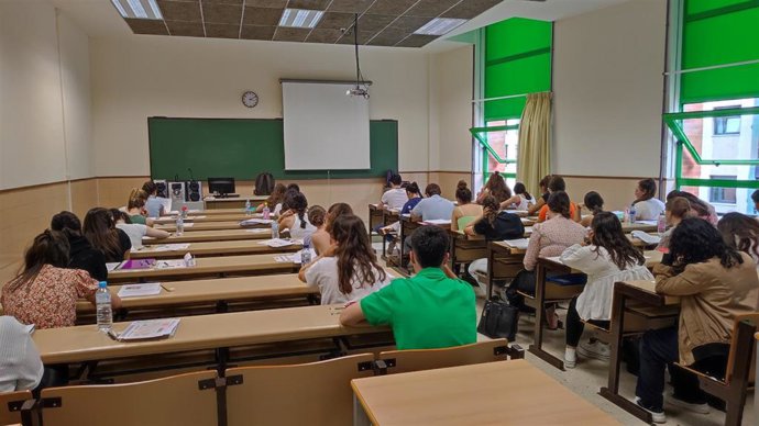 Alumnos se examinan de la EBAU en Oviedo