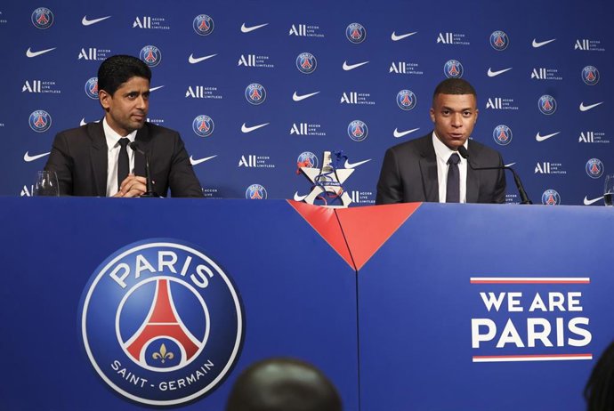 Archivo - El presidente del PSG, Nasser Al Khelaifi, y el delantero Kylian Mbappé, en rueda de prensa.