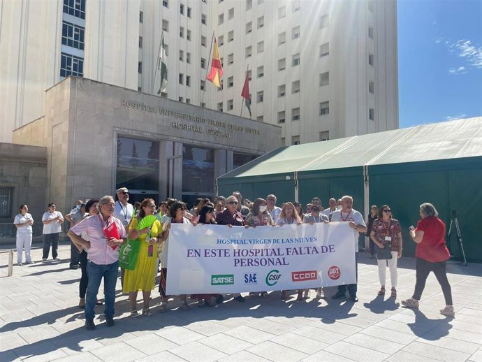 Concentración este miércoles en el Hospital Virgen de las Nieves para demandar más personal.