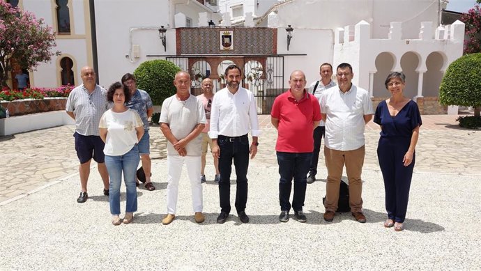 Los responsables provinciales de PSOE e IU en Málaga, Daniel Pérez y Guzmán Ahumada, con representantes en Alozaina de ambos partidos.