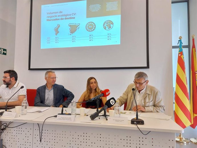 De izquierda a derecha David Torres, director general de Desarrollo Rural, Roger Llanes, secretario autonómico de Agricultura, Isaura Navarro, consellera de Agricultura y Vicente Faro, presidente del CAECV.