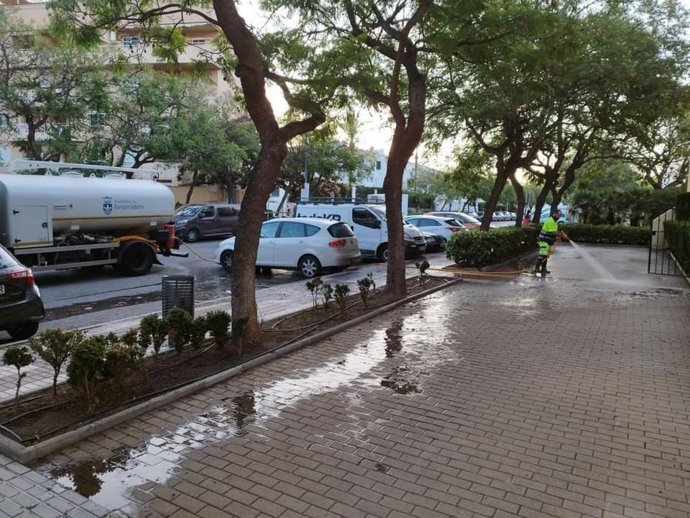 Tareas de baldeo en calles de Benalmádena.